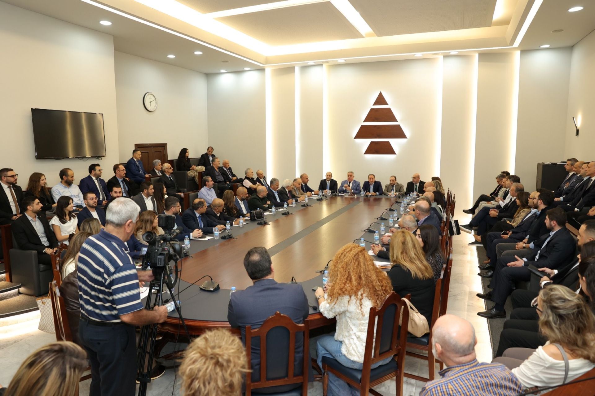 بالصور ـ  لقاء لندوة المحامين في حزب الكتائب اللبنانية وأصدقائها مع المرشح لعضوية مجلس نقابة المحامين في بيروت المحامي ايلي قازان